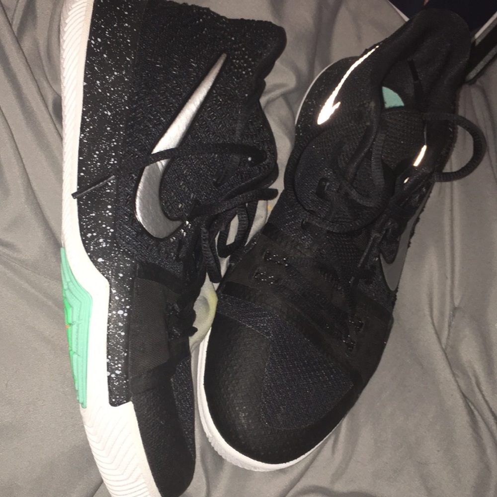 Kyrie 3 basketball shoes